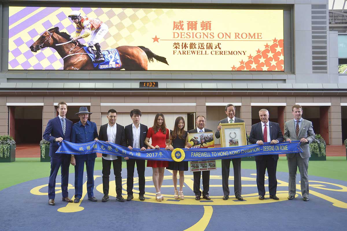 Club Chairman Dr Simon Ip, HKJC Executive Director, Racing Business and Operations Anthony Kelly, Club’s Executive Director, Racing Authority Andrew Harding, Owner Cheng Keung Fai and his family, and trainer John Moore pose for a group photo at the farewell ceremony.