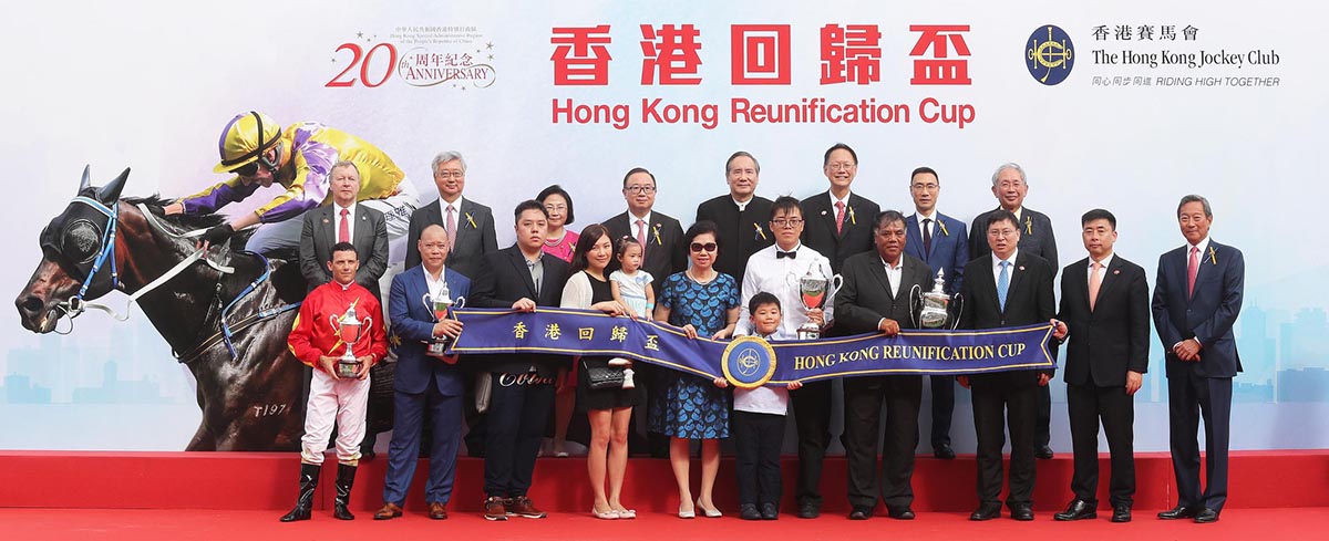 Club Chairman Dr Simon S O Ip (front row, 1st right) joins Deputy Commissioner of the Ministry of Foreign Affairs of the People’s Republic of China in the HKSAR Song Ru’an (front row, 3rd right), Director-General of the Publicity, Culture and Sports Department of the Liaison Office of the Central People's Government in the HKSAR Zhu Wen (front row, 2nd right), Club Stewards and Chief Executive Officer Winfried Engelbrecht-Bresges for “The Hong Kong Reunification Cup” trophy presentation.