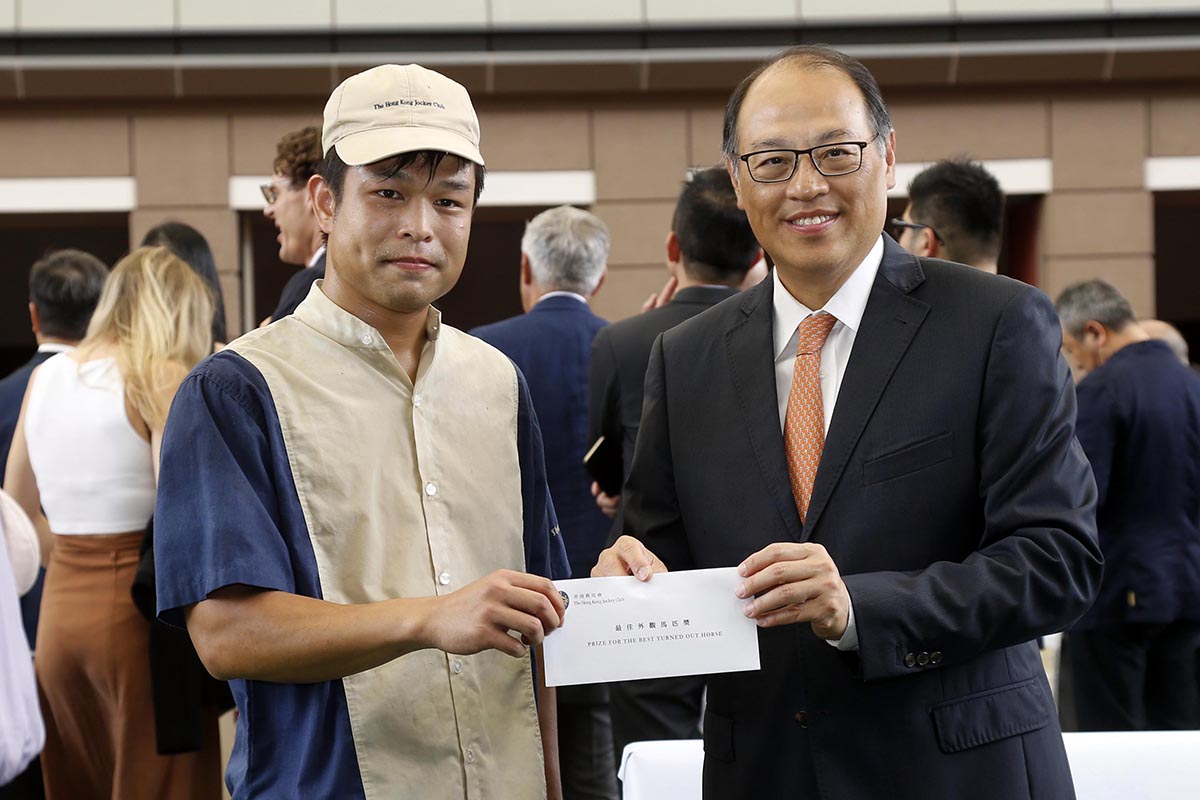 Before the “The Hong Kong Reunification Cup” race, Chairman of the Hong Kong Sports Institute Dr Lam Tai-fai (right), presents the award for the Best Turned Out Horse.