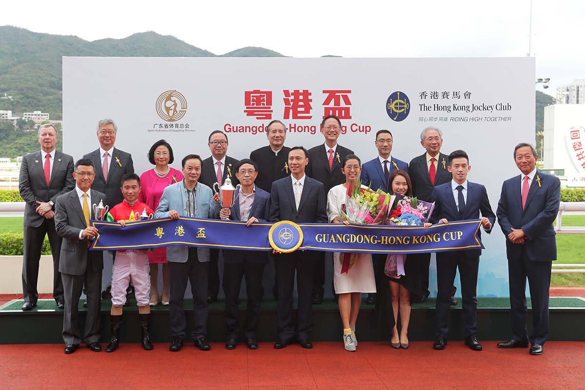 A number of elite athletes from Guangdong Province and Hong Kong present “The Guangdong – Hong Kong Cup”. They include 2004 FIE Grand Prix Foil Tournament Gold Medallist in the Men’s Individual Fencing Dong Zhaozhi (front row, centre) and 2008 Olympic Gold Medallist in Gymnastics Artistic Team Women Li Shanshan (front row, 3rd right) from Guangdong; as well as 2015 & 2017 WLBS World Women’s Champion Ng On-yee (front row, 4th right); and World No. 7 Table Tennis Athlete Wong Chun-ting (front row, 2nd right) from Hong Kong.