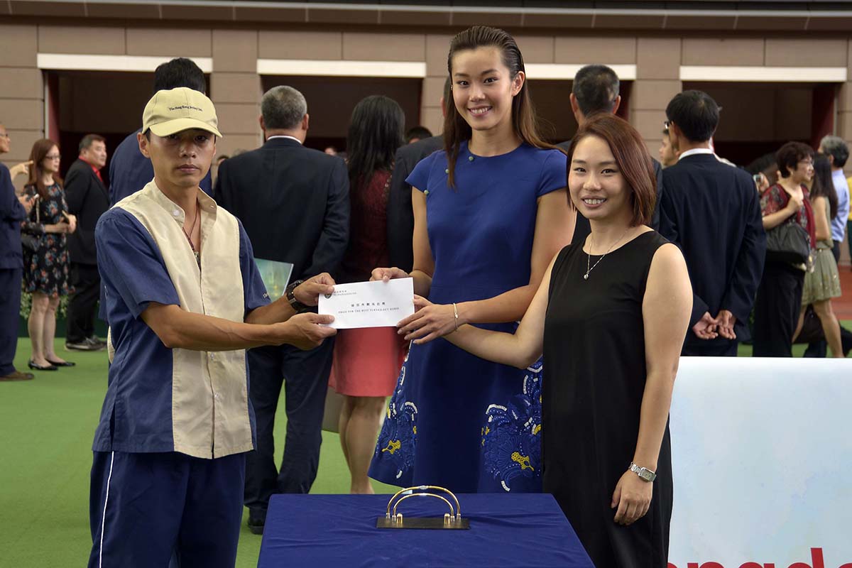 Before “The Guangdong-Hong Kong Cup” race, 2008 Olympic Gold Medallist in Gymnastics Artistic Team Women Li Shanshan (right) from Guangdong; and Hong Kong Swimmer Stephanie Au Hoi-shun (cetnre) present the Best Turned Out Horse award.