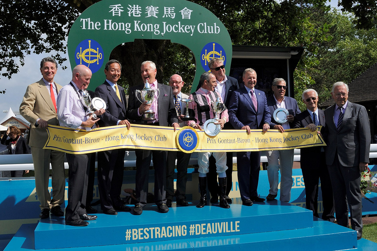 The Hong Kong Jockey Club Chairman Dr Simon Ip (3rd from left) poses for a photo with Edouard de Rothschild (1st from left), President of France Galop, Louis Romanet (2nd from right), Chairman of the International Federation of Horseracing Authorities (IFHA), and Club CEO Winfried Engelbrecht-Bresges (4th from right), after presenting the Prix Gontaut-Biron Hong Kong Jockey Club trophy to the winning connections of First Sitting.