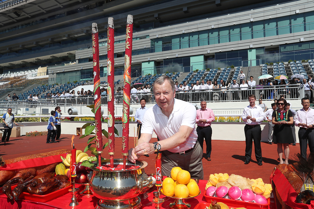 HKJC Chief Executive Officer Winfried Engelbrecht-Bresges and Club officials make their good wishes for the season ahead at Sha Tin.
