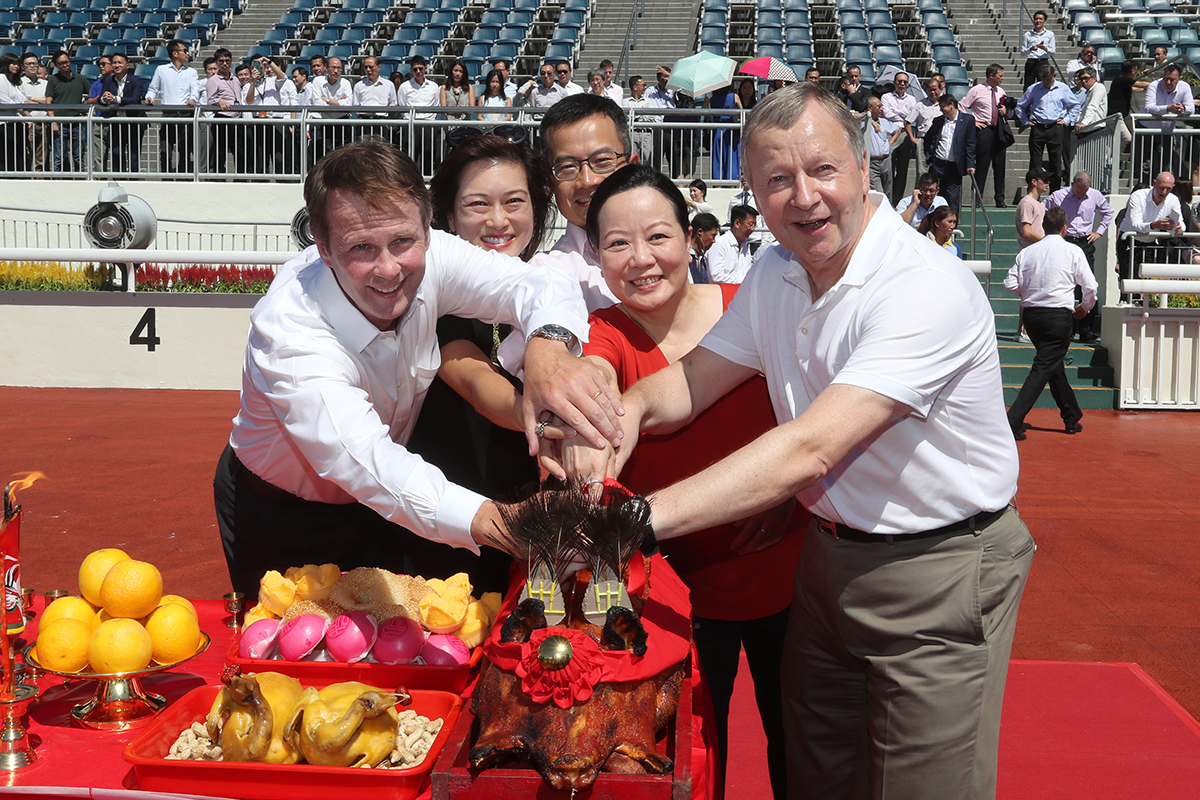Senior Club officials carve the roasted pigs at the bai-sun ceremony.