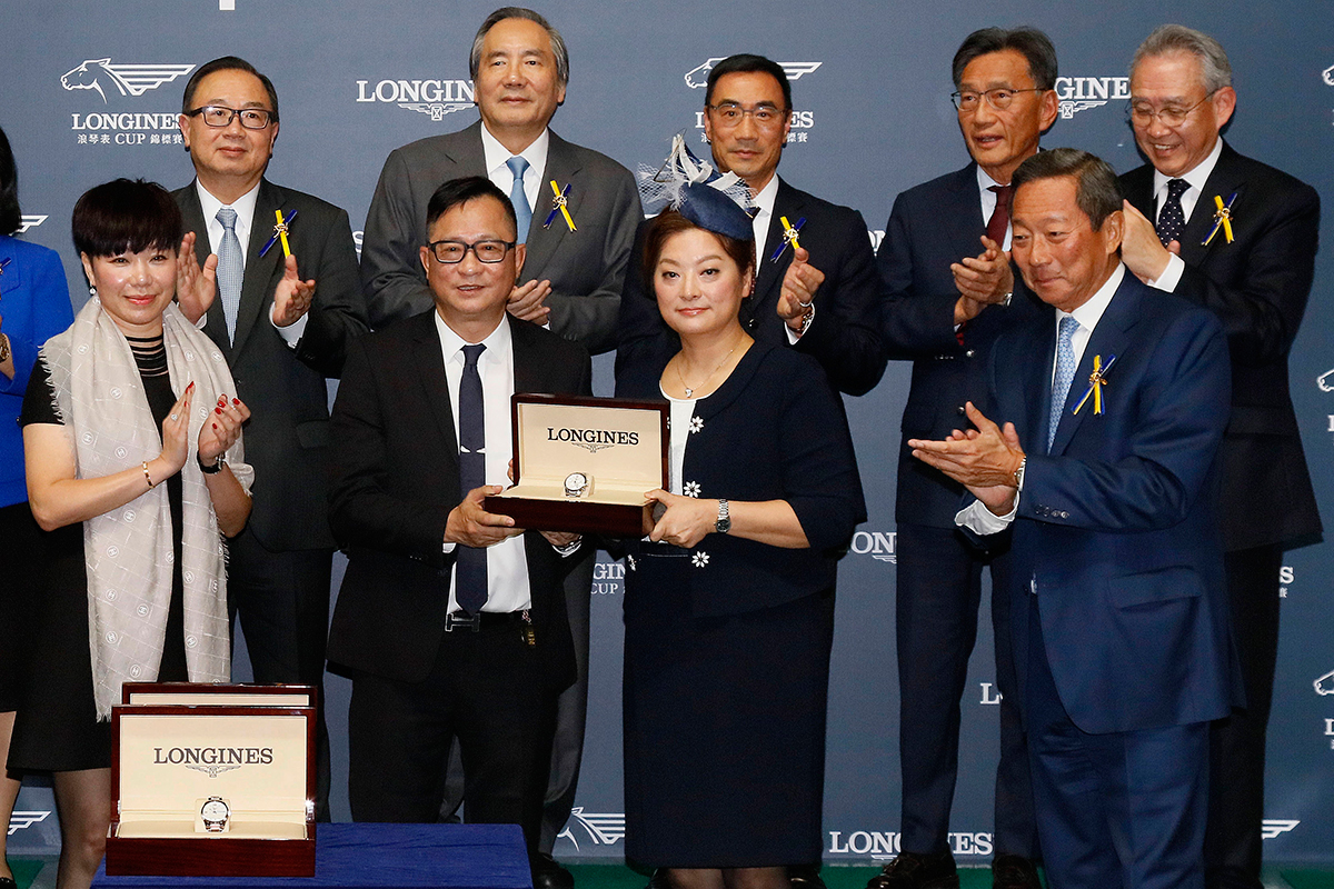 Ms. Karen Au Yeung, Vice President of LONGINES Hong Kong, presents a LONGINES Conquest Classic Collection watch to owner Lai Tat Ming, winning connections of Look Eras.