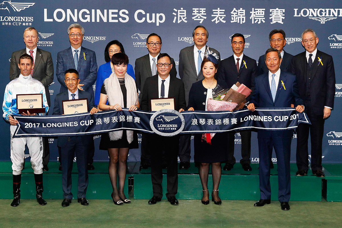 Group photo after the presentation ceremony for the LONGINES Cup.
