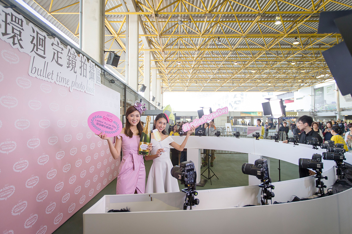 Ladies in flamboyant hats bring glitz and glamour in abundance to Sha Tin Racecourse for the Best Dressed Award and the Best Hat Award. Racegoers take rapid-fire selfies using multiple cameras from 180 degree angles at the “Bullet-Time Photo Kiosk” to capture the very best moment.