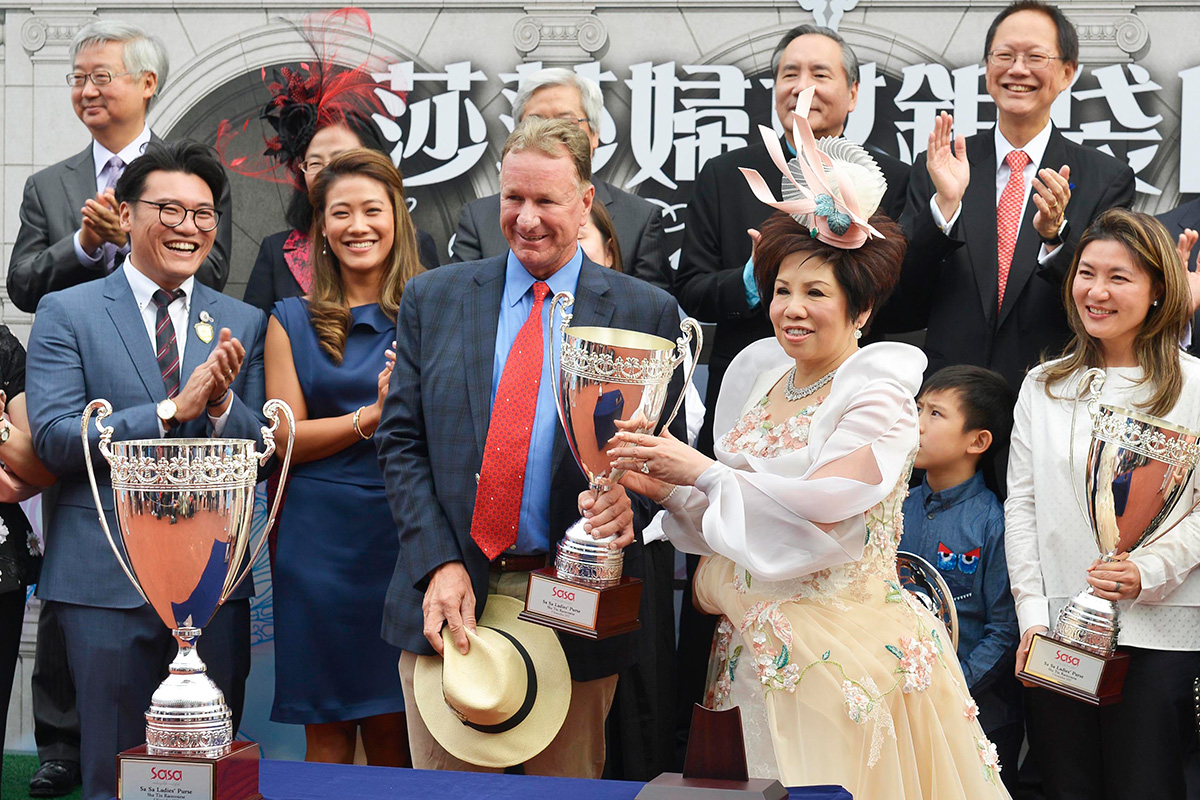 Sa Sa International Holdings Limited Chairman and CEO Dr. Simon Kwok and Vice-Chairman Dr. Eleanor Kwok present the commemorative trophies to Nassa’s owner Connie Siu Kim Ying and trainer Anthony Millard.