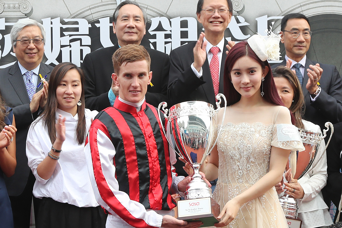 Meng Zi-Yi, the Sa Sa Ladies’ Purse Day ambassador, presents a commemorative trophy to Chad Schofield, jockey of the winning horse Nassa.