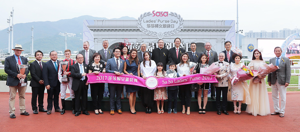 HKJC Chairman Dr. Simon Ip, CEO Winfried Engelbrecht-Bresges; Club Stewards; Sa Sa International Holdings Limited Chairman and CEO Dr. Simon Kwok; Vice-Chairman Dr. Eleanor Kwok; presentation guest Andrea Lee Jin Tung; Sa Sa Ladies’ Purse Day ambassador Meng Zi-Yi; and the winning connections pose for a group photo.