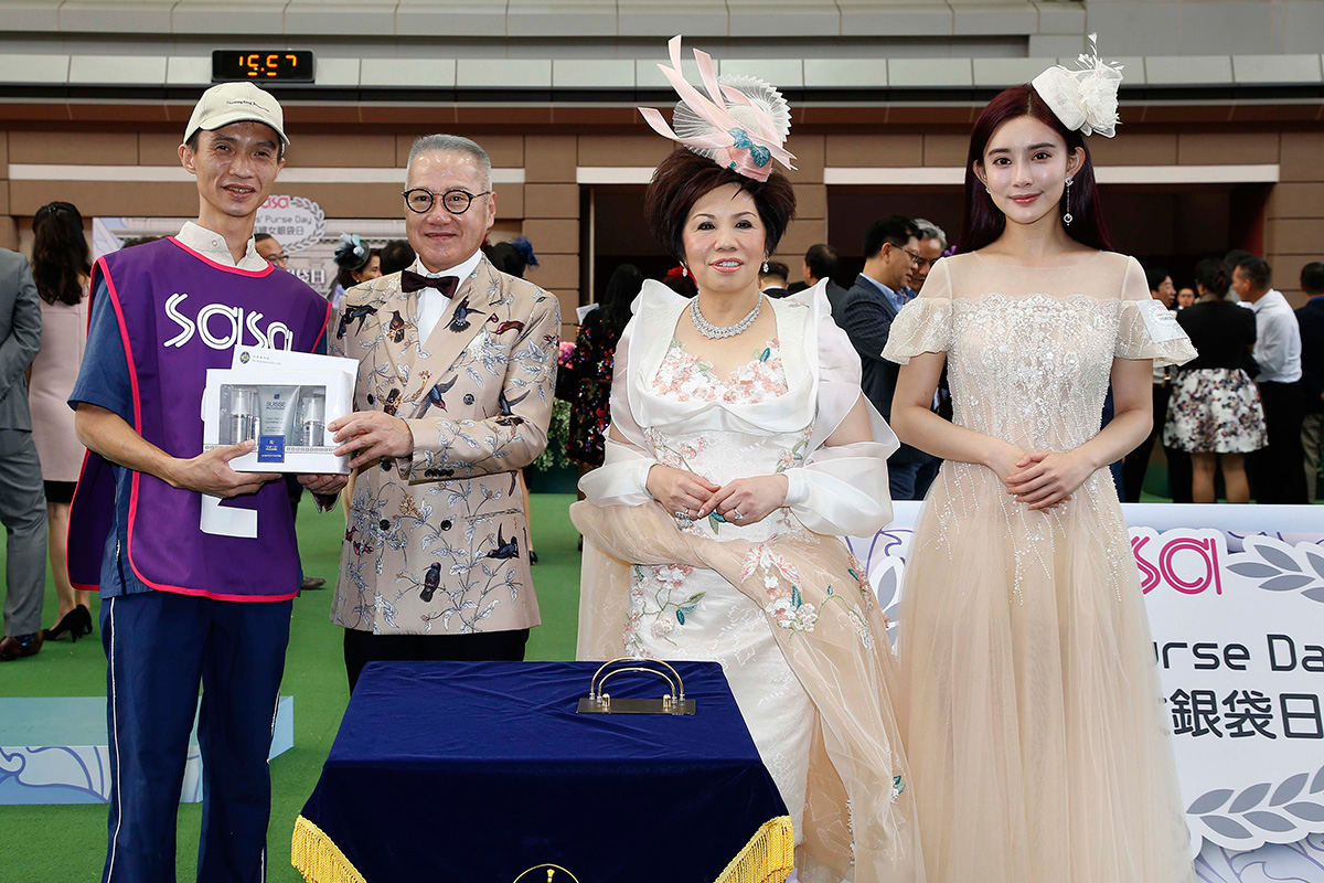 Sa Sa International Holdings Limited Chairman and CEO Dr. Simon Kwok and Vice-Chairman Dr. Eleanor Kwok, together with Sa Sa Ladies’ Purse Day ambassador Meng Zi-Yi, present a prize of HK$2,000 to the Stable Assistant responsible for Horse of Fortune, the Best Turned Out Horse in the Sa Sa Ladies' Purse.