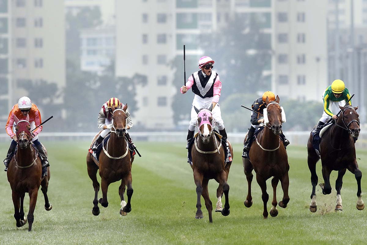 Zac Purton celebrates as Beauty Only gets the better of Helene Paragon (left) to win the 2016 edition of the G1 LONGINES Hong Kong Mile at Sha Tin.