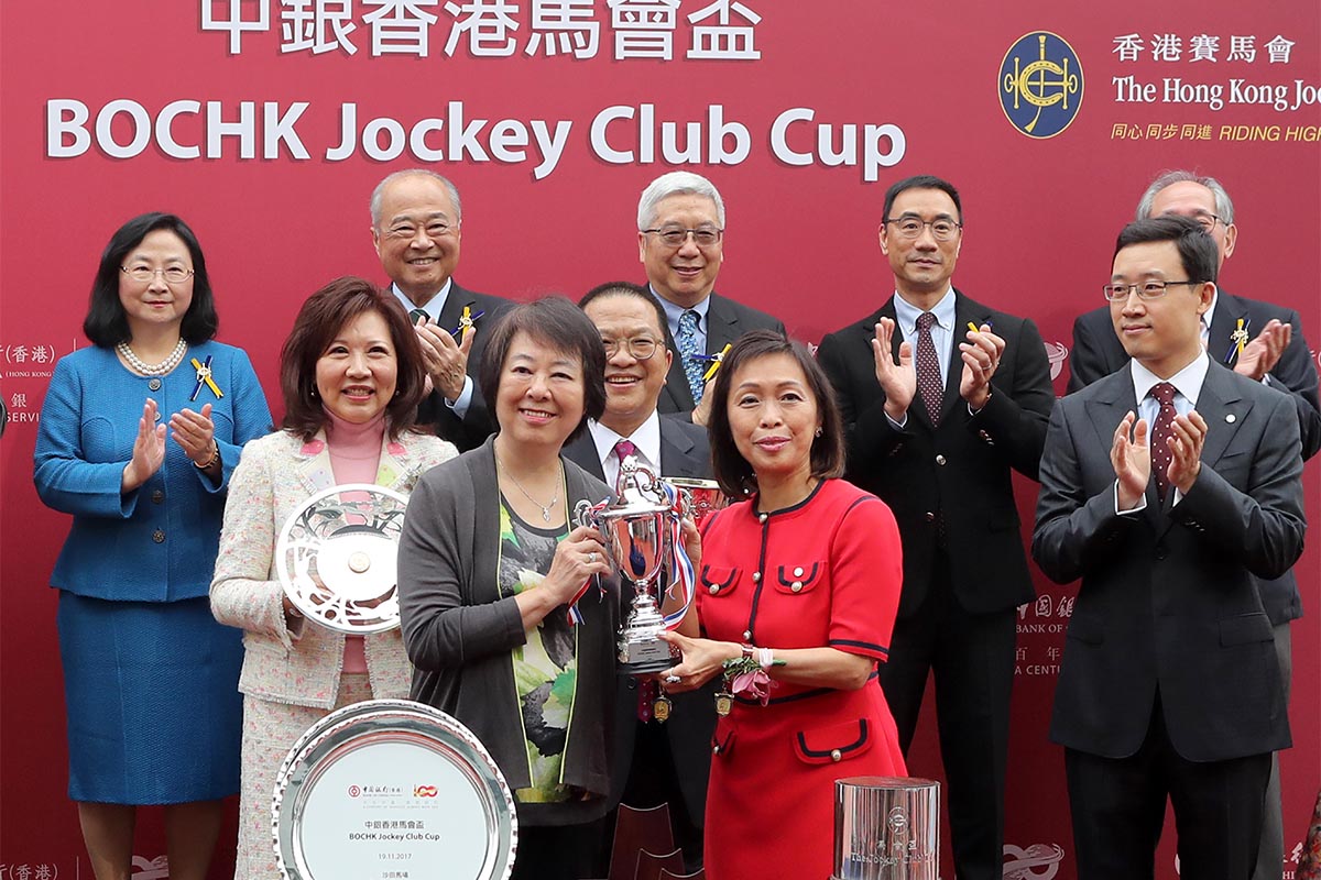 Mrs Ann Kung Yeung Yun Chi (right), Deputy Chief Executive of the Bank of China (Hong Kong) Limited, presents souvenir to winning owner representative of Werther.