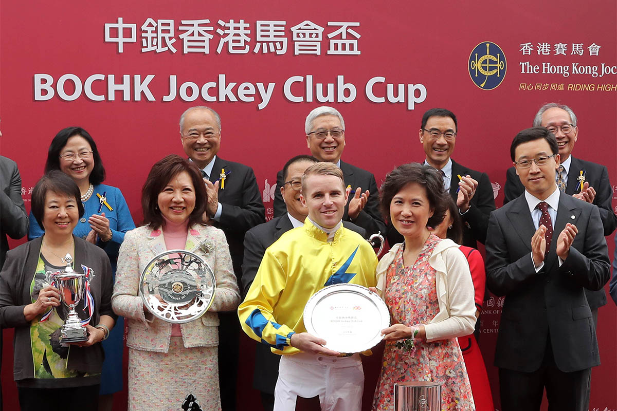 Ms Wendy Tsang Kam Yin (right), General Manager, Private Banking of the Bank of China (Hong Kong) Limited, presents a silver dish to winning jockey Tommy Berry.