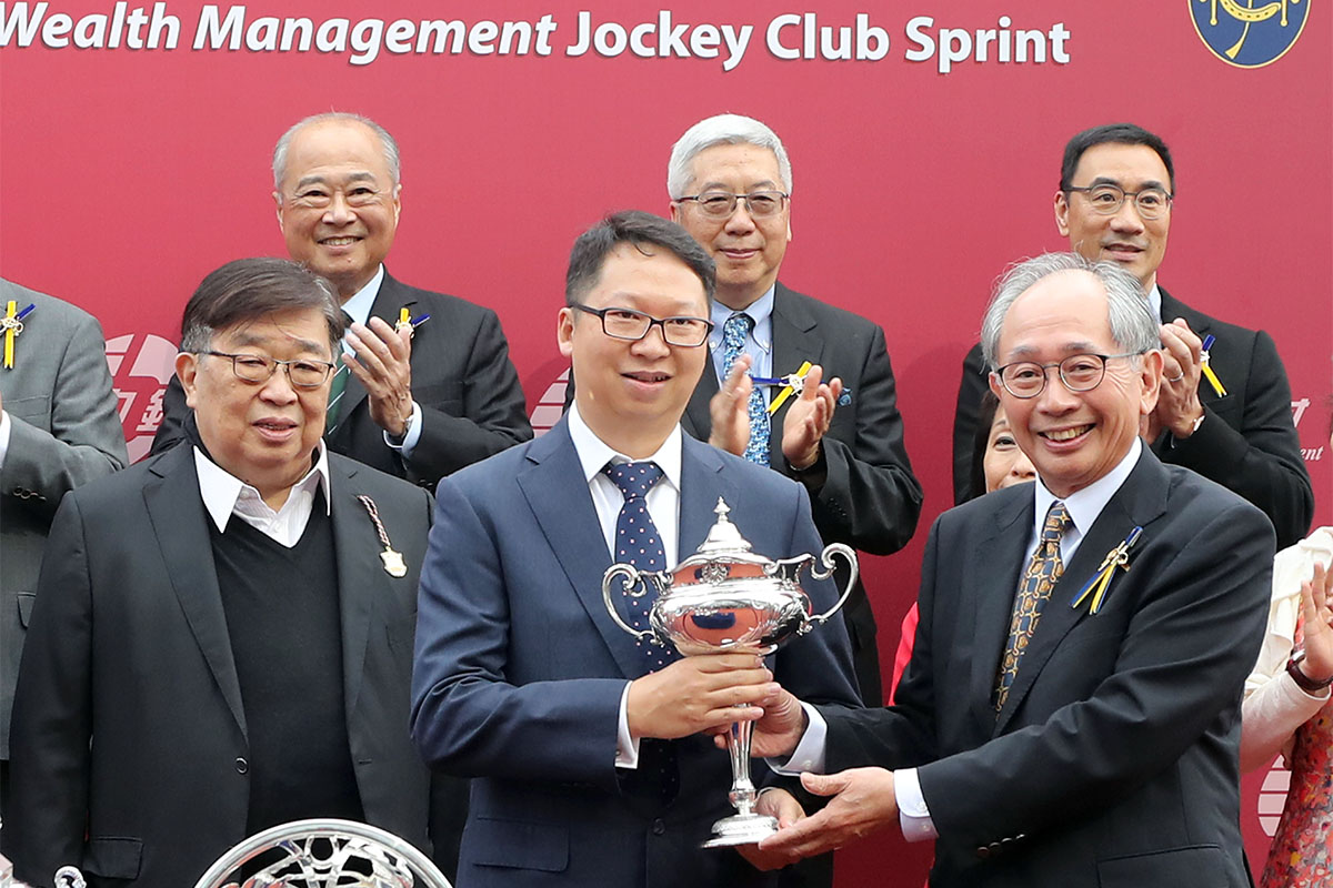 At the trophy presentation ceremony, Club Steward Mr Lester Kwok (right) presents the BOCHK Wealth Management Jockey Club Sprint trophy to the owner representative of race winner Mr Stunning, trainer John Size and jockey Nash Rawiller.