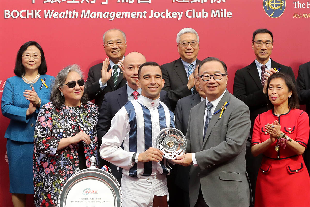 Club Steward The Hon Martin Liao presents the BOCHK Wealth Management Jockey Club Mile winning trophy and silver dishes to Seasons Bloom’s owner Paul Lo & Kathy Lo Ho Hsiu Lan, winning trainer Danny Shum and jockey Joao Moreira.