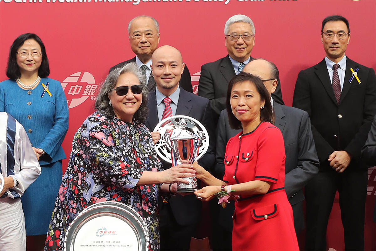 Mrs Ann Kung Yeung Yun Chi (right) , Deputy Chief Executive of the Bank of China (Hong Kong) Limited, presents a souvenir to winning owner of Seasons Bloom.