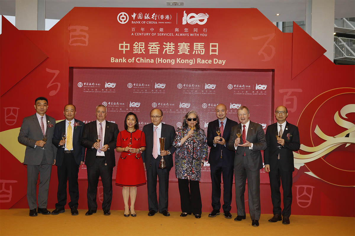 Senior officials from HKJC, senior officials from Bank of China (Hong Kong) Limited, and the owners of race winner Seasons Bloom, toast for the success of the BOCHK Wealth Management Jockey Club Mile.