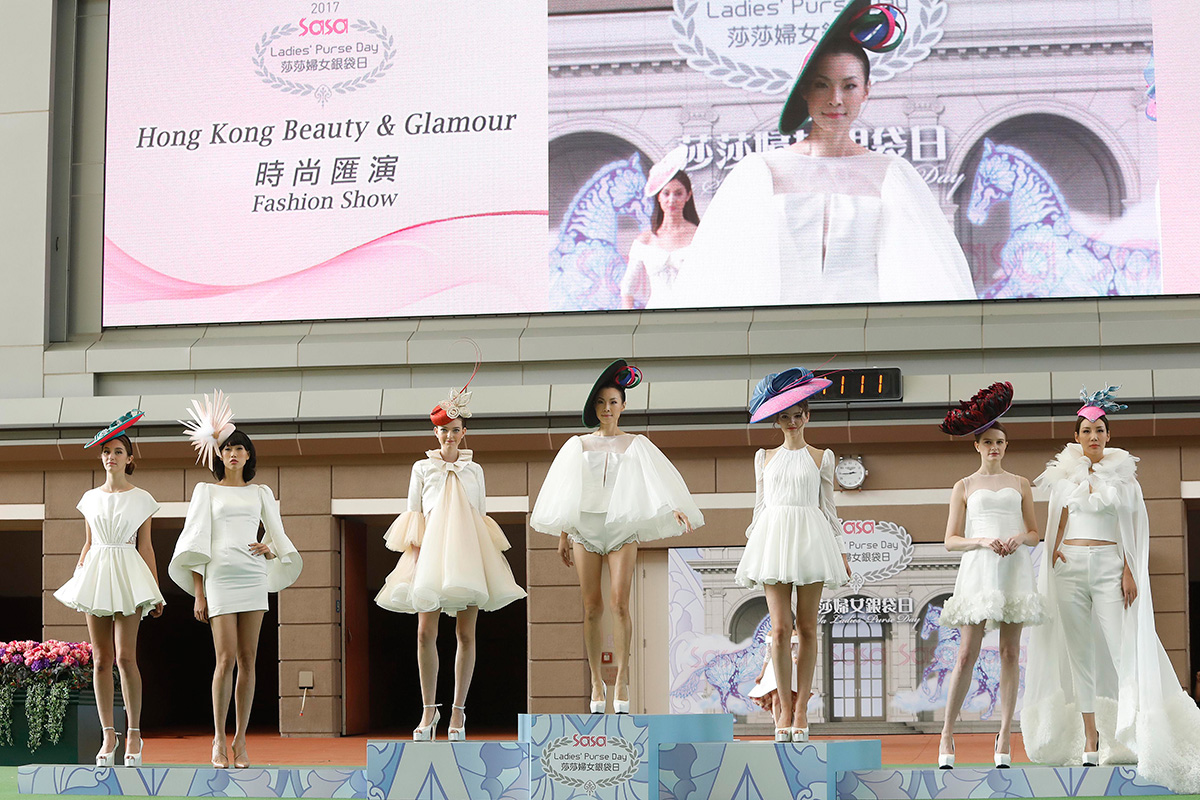 Sa Sa Ladies’ Purse event ambassador Meng Zi-Yi graces the stage in the Parade Ring. Actress Grace Chan and top models present the fashion collection to the theme of “Hong Kong Beauty & Glamour” by Irish milliner Noeleen Armstrong Kish in collaboration with Hong Kong designer Doris Kath Chan.