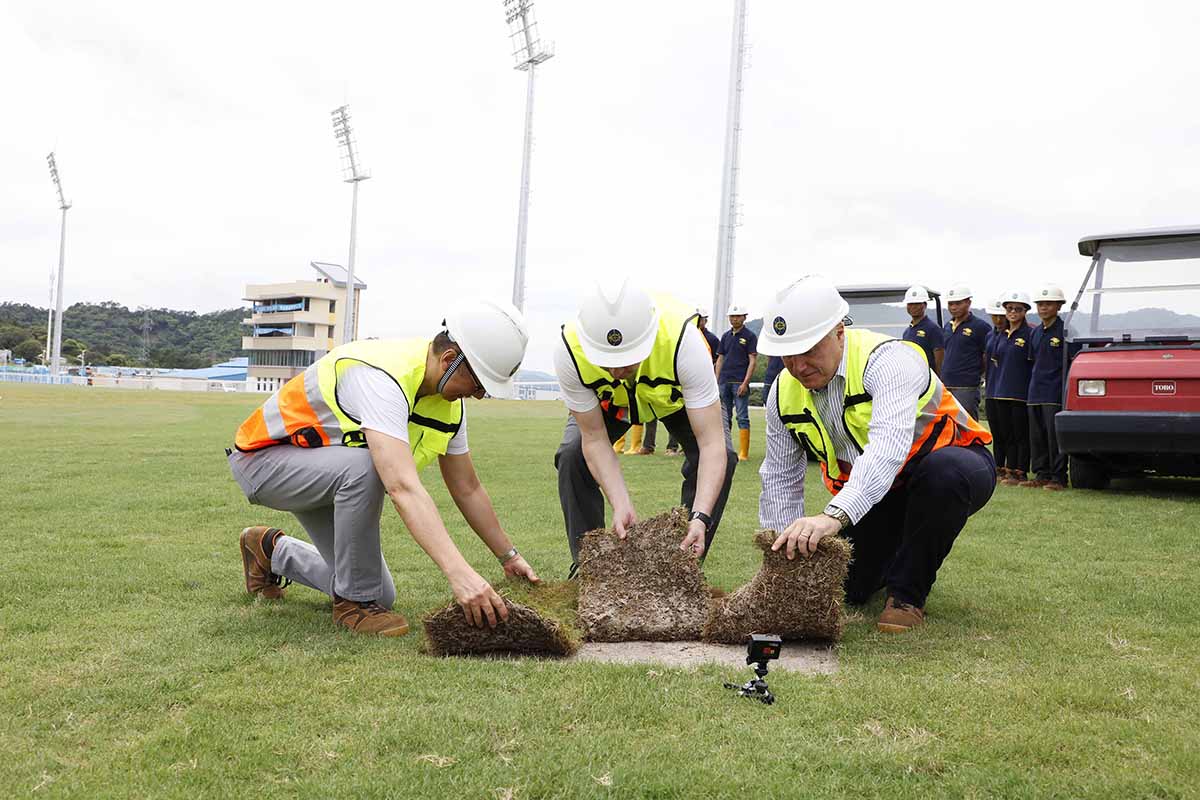 The final pieces of grass are laid on the Conghua Training Centre’s turf track by Mr. Winfried Engelbrecht-Bresges, Chief Executive Officer (centre), Mr. Anthony Kelly, Executive Director, Racing Business & Operations (right) and Mr Philip Chen, Director of Property (left).