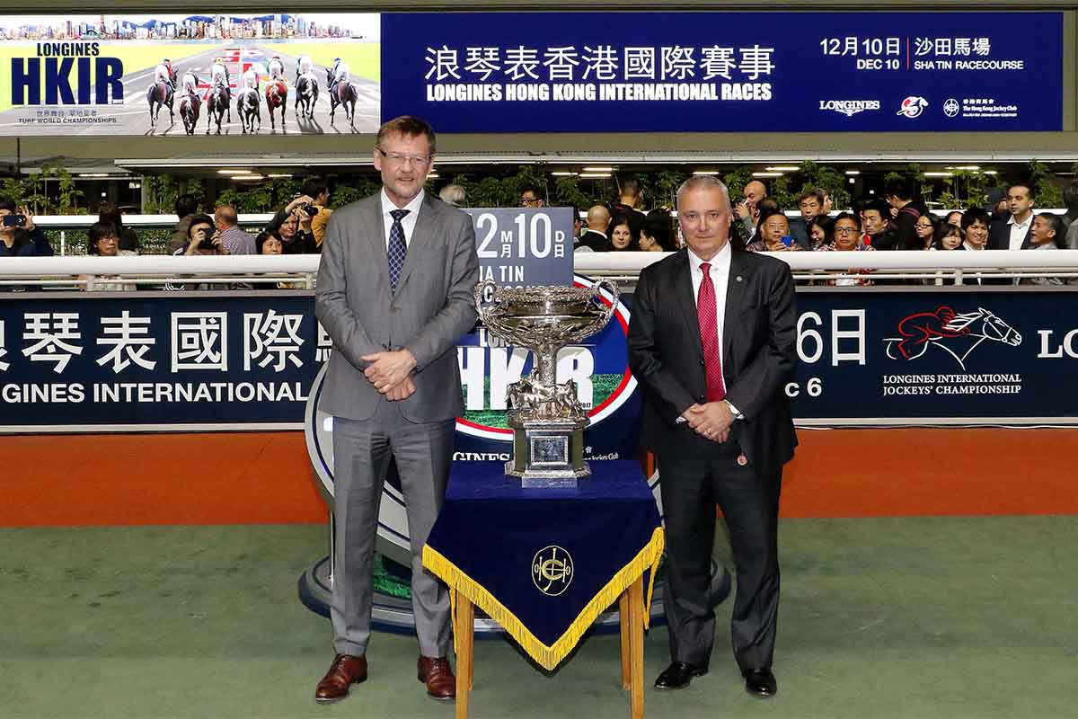 Anthony Kelly, Executive Director, Racing Business and Operations of the HKJC (right) and Kevin Rollenhagen, Managing Director of The Swatch Group (Hong Kong) Limited kick off the selections announcement ceremony.