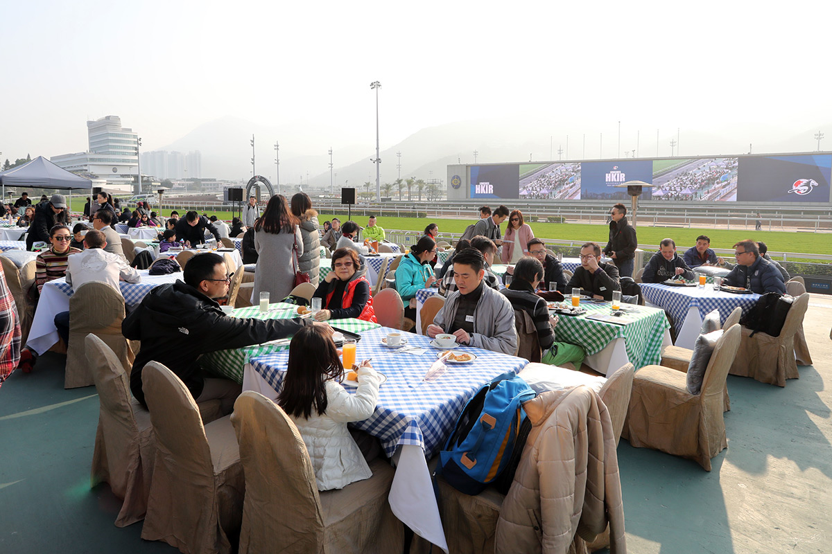 “Trackside Breakfast with the Stars” offers a great opportunity for family gatherings and a rare chance to observe star horses perform their final test runs on the track before the big day tomorrow.