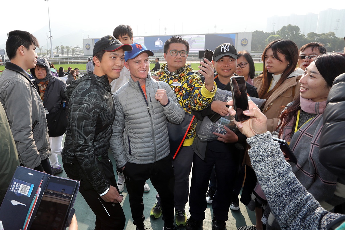 Jockeys Joao Moreira and Zac Purton share the form and chances of their runners of the LONGINES Hong Kong International Races and take photos with racing fans.