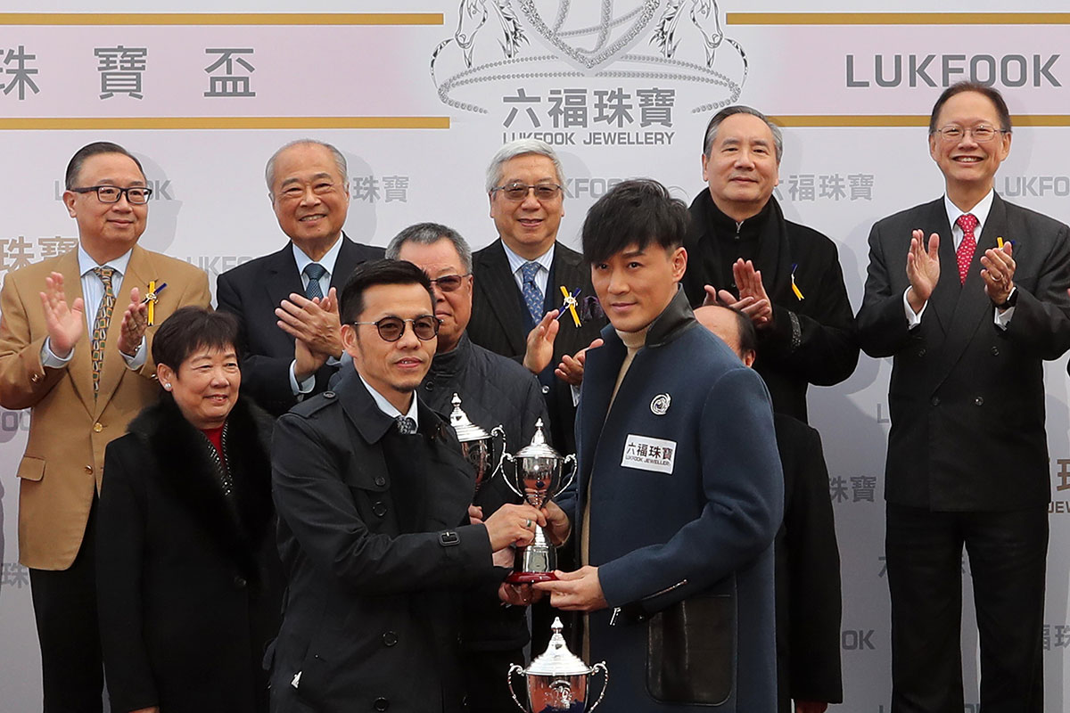 Raymond Lam, the spokesperson for the “Love Forever” collection of Lukfook Jewellery, presents a miniature to the winning trainer Frankie Lor and jockey Alexis Badel.