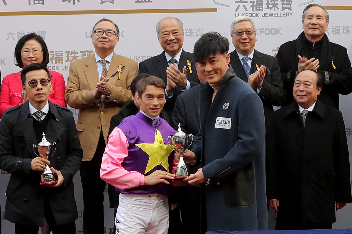 Raymond Lam, the spokesperson for the “Love Forever” collection of Lukfook Jewellery, presents a miniature to the winning trainer Frankie Lor and jockey Alexis Badel.