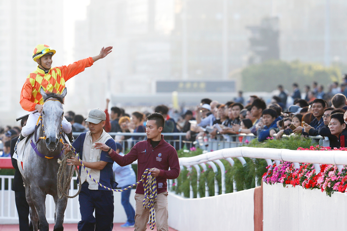 Leung salutes the crowd after winning atop Pingwu Spark.