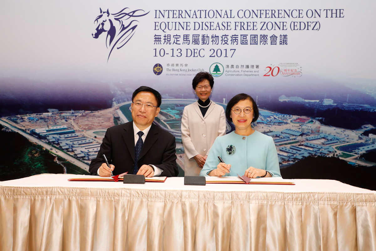 Mrs Carrie Lam, Chief Executive of the Hong Kong SAR (back row) witnesses the signing of the “Memorandum of Understanding Concerning the Support of Guangzhou Racecourse as a Key Project in the Promotion of the Establishment of Greater Bay Area” by Mr Li Yuanping, Vice Minister of the General Administration of Quality Supervision, Inspection and Quarantine, the People’s Republic of China (left of the front row) and Professor Sophia Chan, Secretary for Food and Health of the Hong Kong SAR (right of the front row).