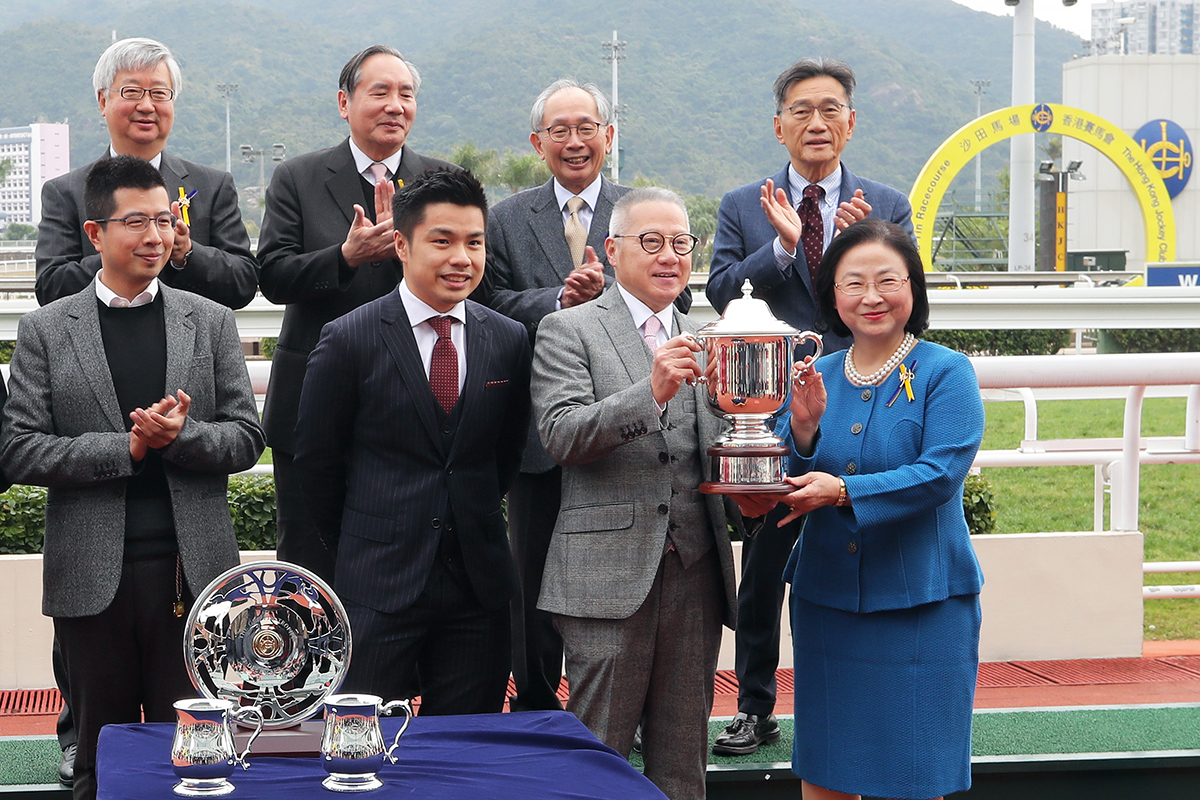 At the trophy presentation ceremony, Club Steward Margaret Leung presents the Griffin Trophy to the representative of Owner Kitty Kwok Sea Nga of Win Beauty Win, trainer Paul O’Sullivan and jockey Zac Purton.