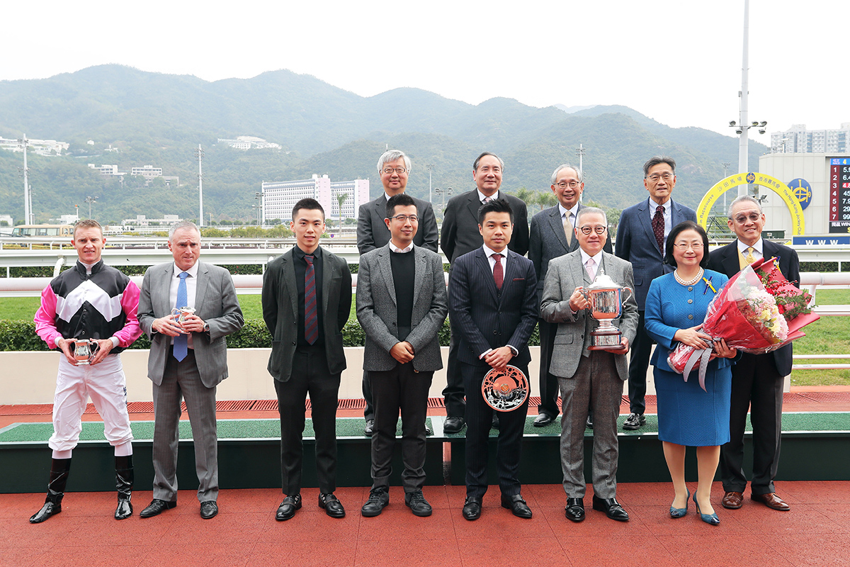 Club Stewards and the connections of Win Beauty Win pose for a group photo at the Griffin Trophy presentation ceremony.