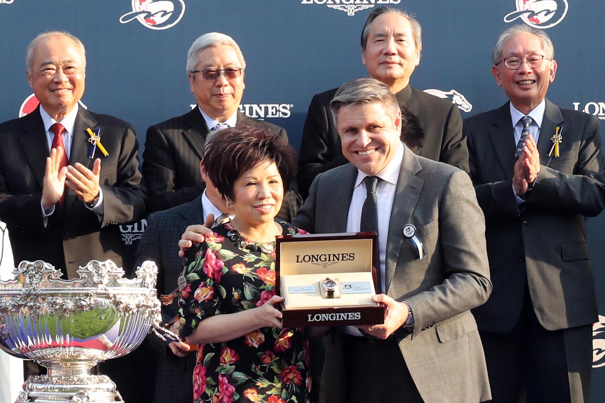 Mr. Juan-Carlos Capelli, Vice President of LONGINES and Head of International Marketing presents a LONGINES Conquest Classic Collection watch to Eleanor Kwok Law Kwai Chun, owner representative of Beauty Generation, trainer John Moore and jockey Derek K C Leung.