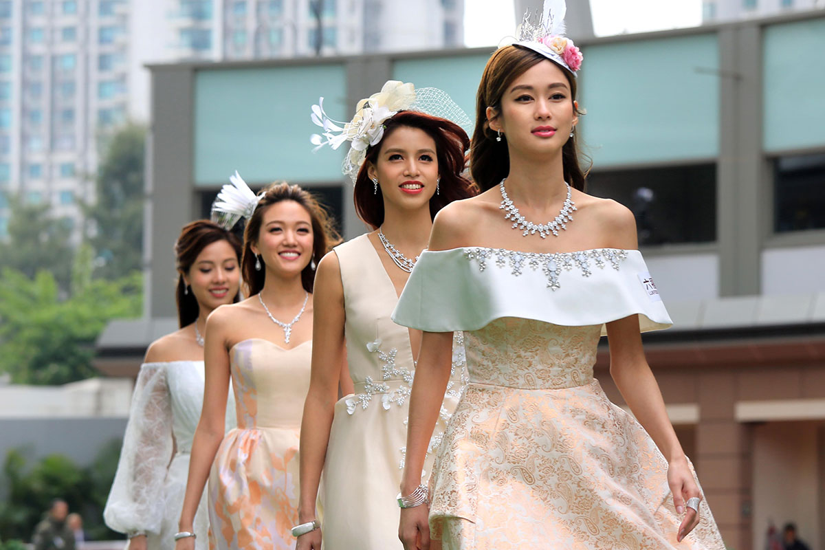 Renowned actress Eliza Sam, the Miss Hong Kong Pageant 2017 Title Winners demonstrate Lukfook Jewllery’s precious jewellery sets at Sha Tin Racecourse Parade Ring.