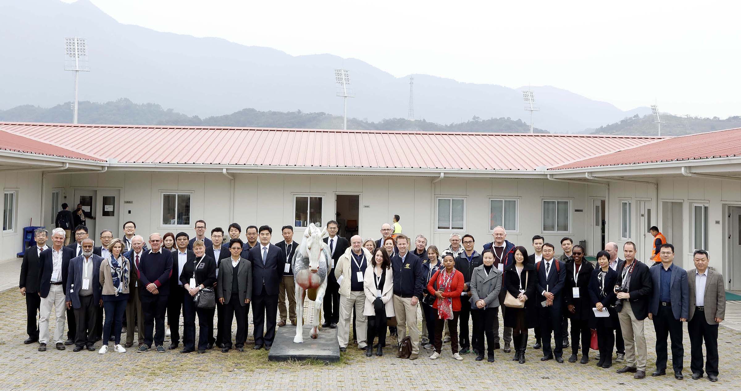 Government officials from the Hong Kong SAR and the Chinese Mainland, along with industry experts from around the world, toured the Hong Kong Jockey Club’s Conghua Training Centre on Wednesday (13, December 2017).