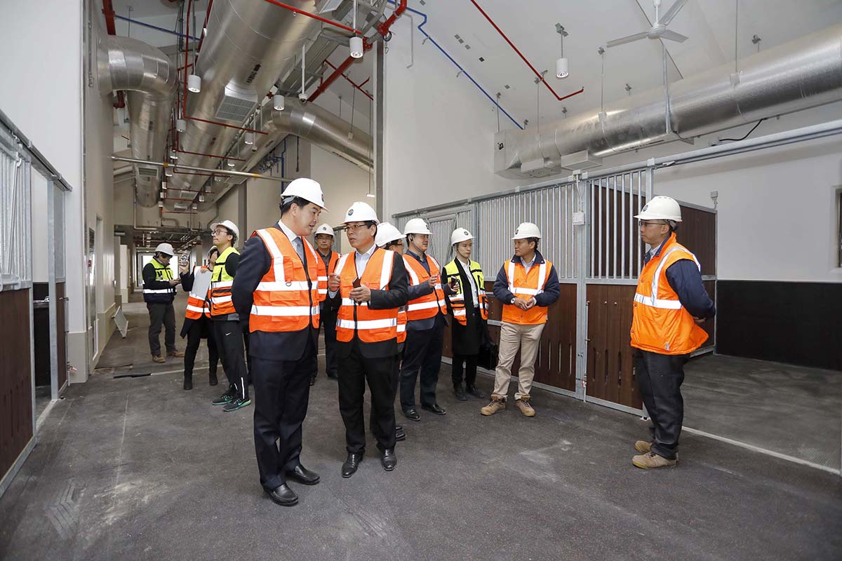 Government officials from the Hong Kong SAR and the Chinese Mainland, along with industry experts from around the world, toured the Hong Kong Jockey Club’s Conghua Training Centre on Wednesday (13, December 2017).