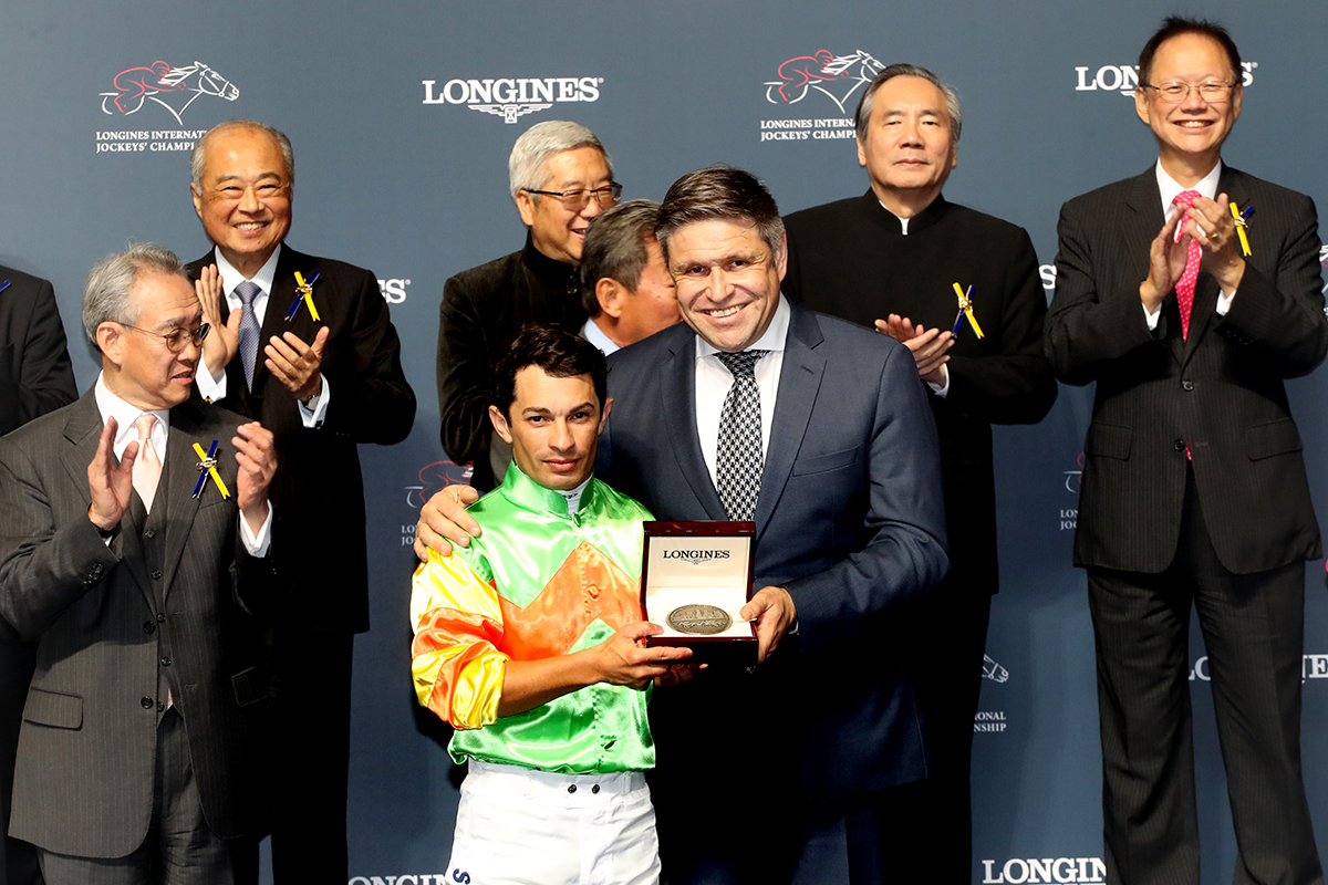 Mr Juan-Carlos Capelli, Vice President of LONGINES and Head of International Marketing, presents a medal to Silvestre de Sousa, first runner-up of the LONGINES International Jockeys Championship.