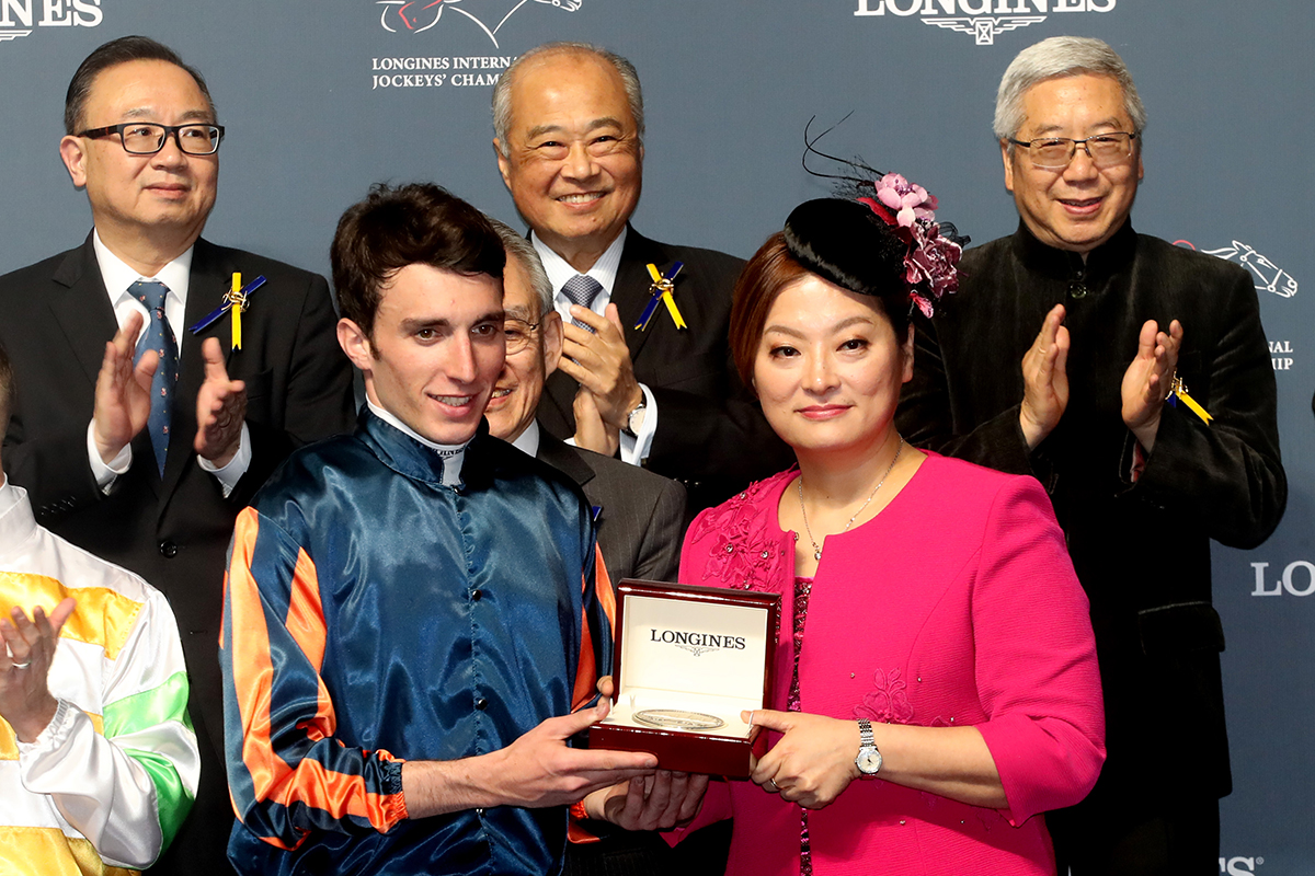 Ms Karen Au Yeung (right), Vice President of LONGINES Hong Kong, presents a medal to Pierre-Charles Boudot, second runner-up of the LONGINES International Jockeys Championship.