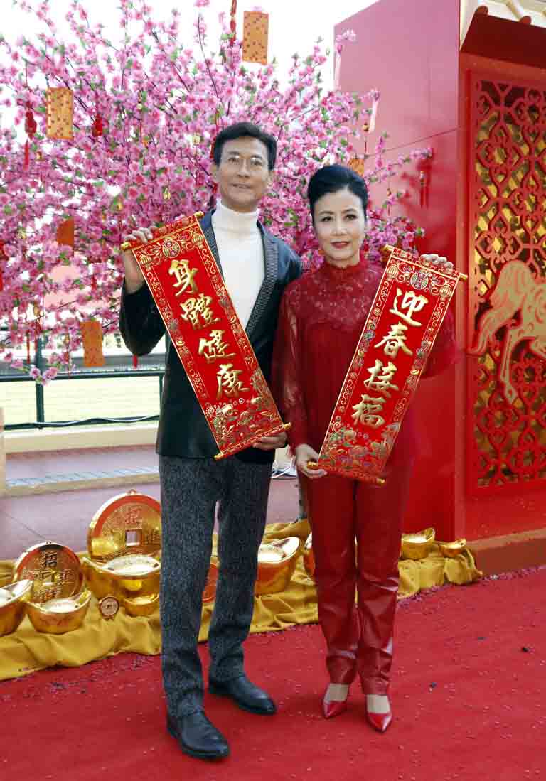 Veteran Hong Kong singers Adam Cheng and Liza Wang made an appearance at today’s press conference. They will perform at the Chinese New Year Raceday opening variety show and today thanked the Club for its effort to support the development of performing arts in Hong Kong.