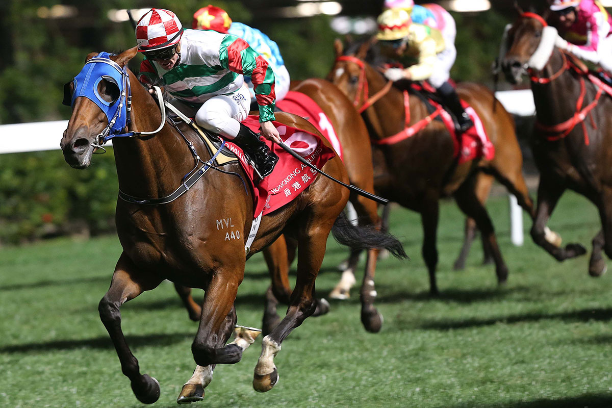 Zac Purton steers Jade Theatre to an impressive victory in the Hong Kong Challenge Cup.