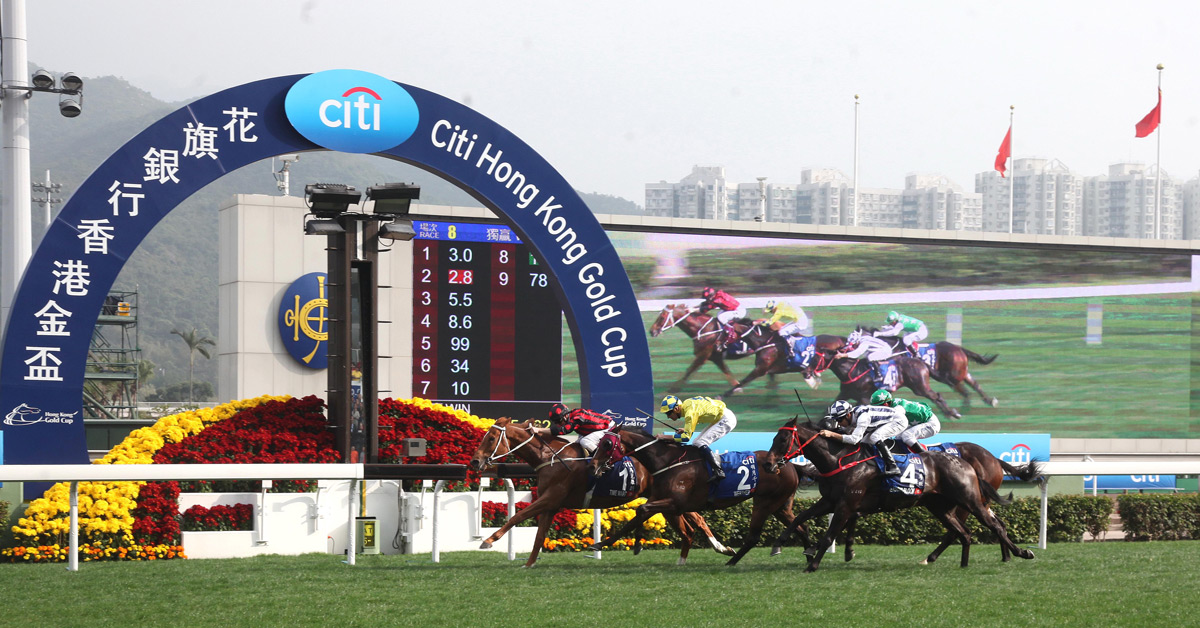 Time Warp (No. 1), ridden by Zac Purton and trained by Tony Cruz, edges Werther (No. 2) to win the Citi Hong Kong Gold Cup (G1 2000m) - the second leg of the Triple Crown.