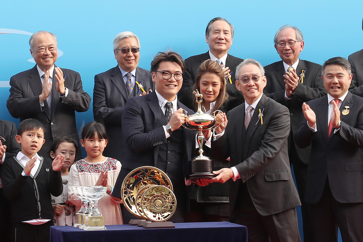 Anthony W K Chow, Deputy Chairman of the Club, presents the Citi Hong Kong Gold Cup trophy and gold-plated dishes to Martin Siu Kim Sun, Tony Cruz and Zac Purton, owner, trainer and jockey of the winning horse Time Warp.