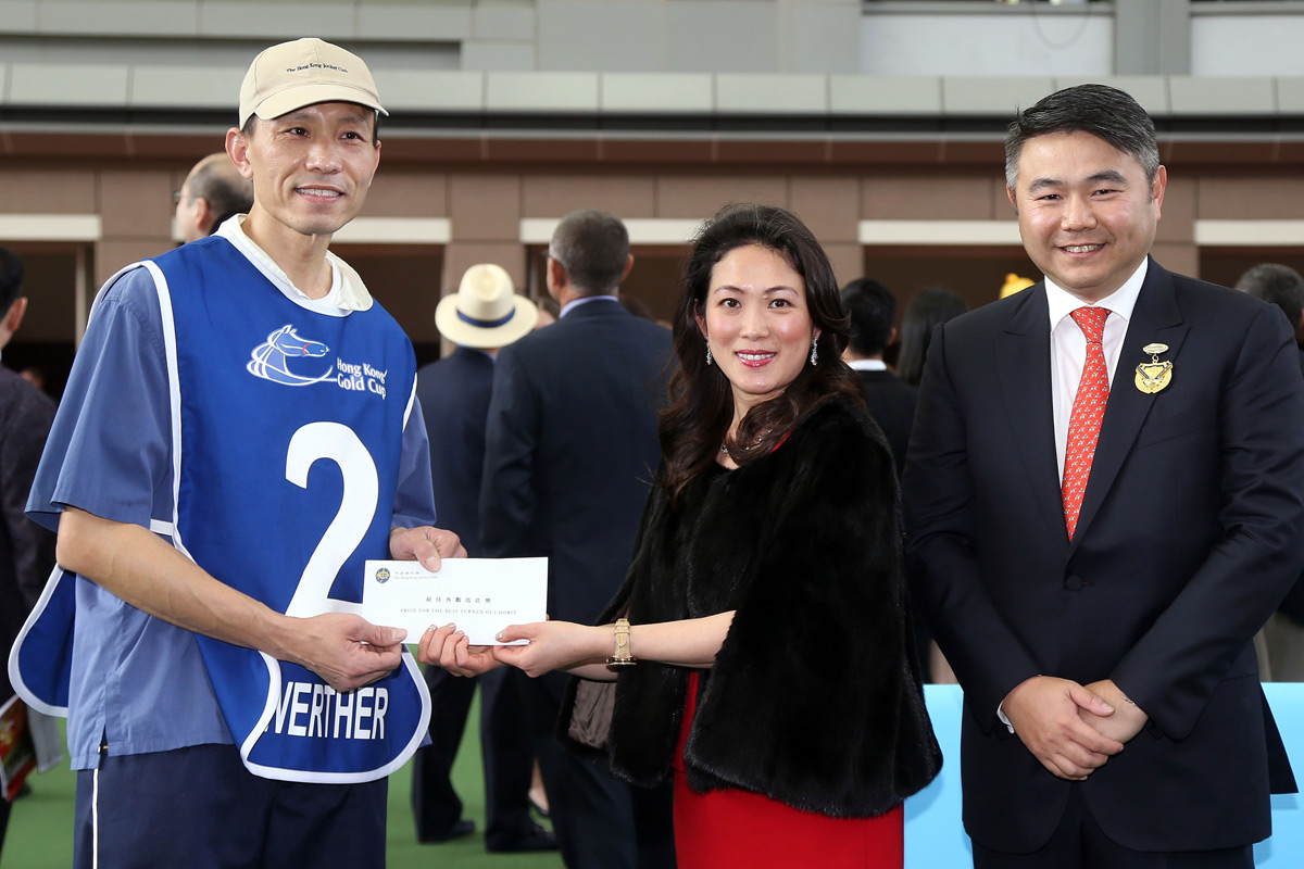 The Stables Assistant responsible for Werther, the best turned out horse in the Citi Hong Kong Gold Cup, receives a HK$5,000 prize from Mrs Brenda Lo, wife of Mr Weber Lo, Citi Country Officer & Chief Executive Officer for Hong Kong and Macau.