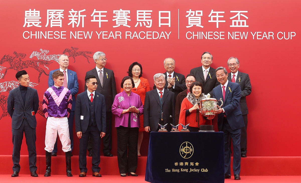Club Chairman Dr Simon Ip presents the Chinese New Year Cup trophy and Yuan Pao to Dundonnell’s Owner Elizabeth Lee Ho Ling, trainer Frankie Lor and jockey Chad Schofield.