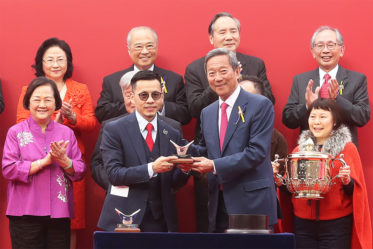 Club Chairman Dr Simon Ip presents the Chinese New Year Cup trophy and Yuan Pao to Dundonnell’s Owner Elizabeth Lee Ho Ling, trainer Frankie Lor and jockey Chad Schofield.