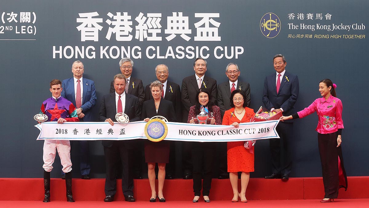 HKJC’s Chairman Dr Simon Ip, Club Stewards and CEO Winfried Engelbrecht-Bresges with the connections of Hong Kong Classic Cup winner Singapore Sling at the presentation ceremony.