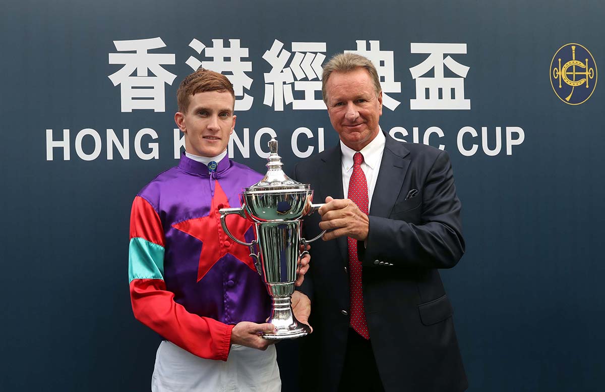 Connections share their happiness with the media following the success of Singapore Sling in the Hong Kong Classic Cup.