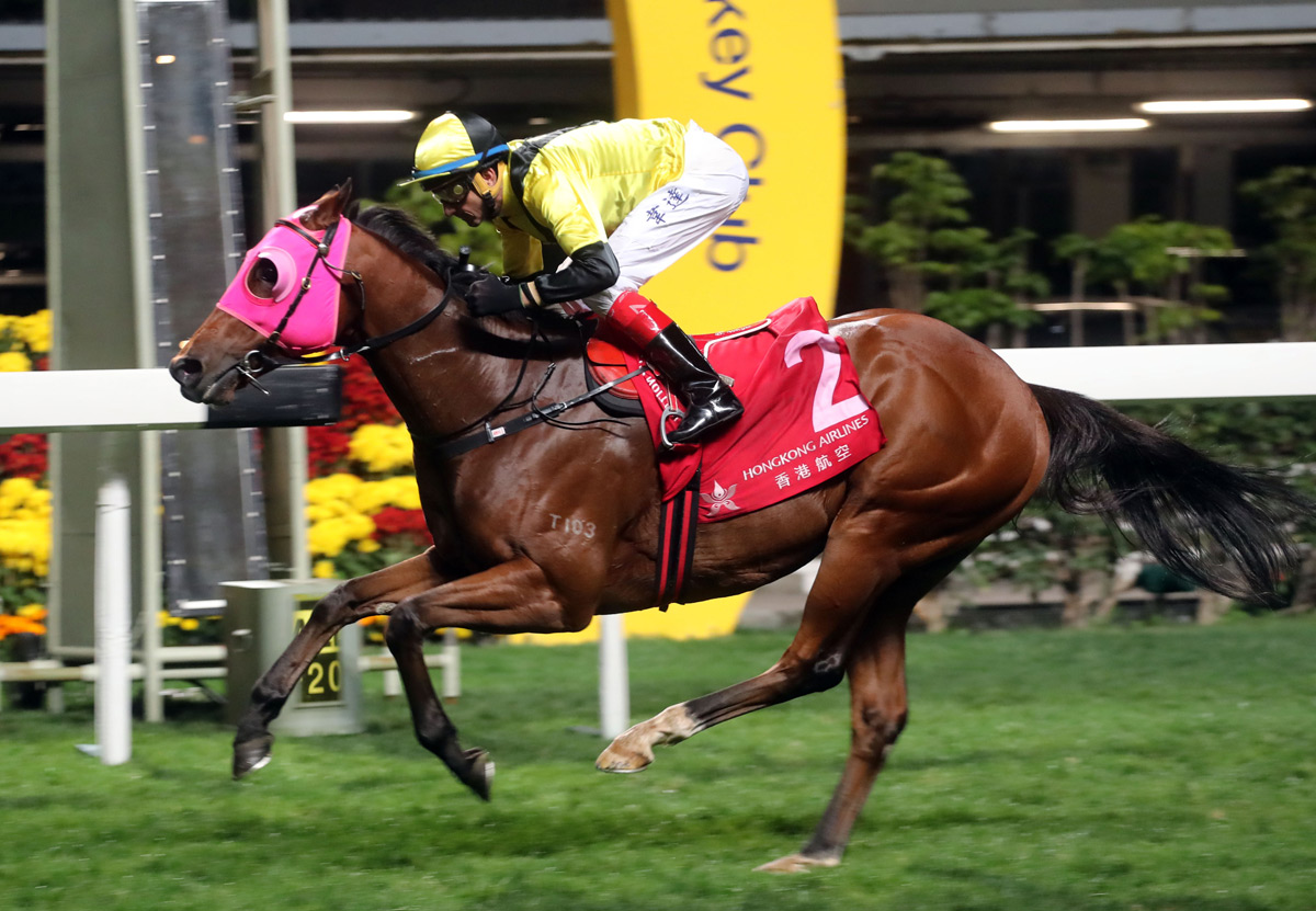 Francis Lui-trained Born In China (No. 2), with Douglas Whyte in the saddle, lands a victory in the Class 1 Happy Valley Trophy (1200m) at Happy Valley tonight.