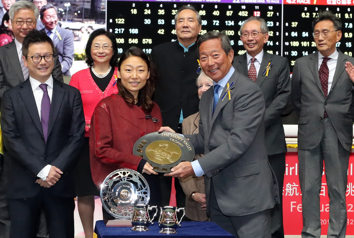 Dr. Simon S O Ip, Chairman of the HKJC and Mrs. Sheila Ip officiate at the Happy Valley Trophy presentation. Born In China’s winning owners are Guo Qin Jun, Kwok Ho and Chiu Yi. Trainer Francis Lui and jockey Douglas Whyte are also presented with souvenirs.